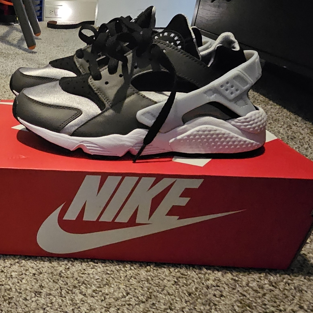 NIB Boys Nike Air Huarache